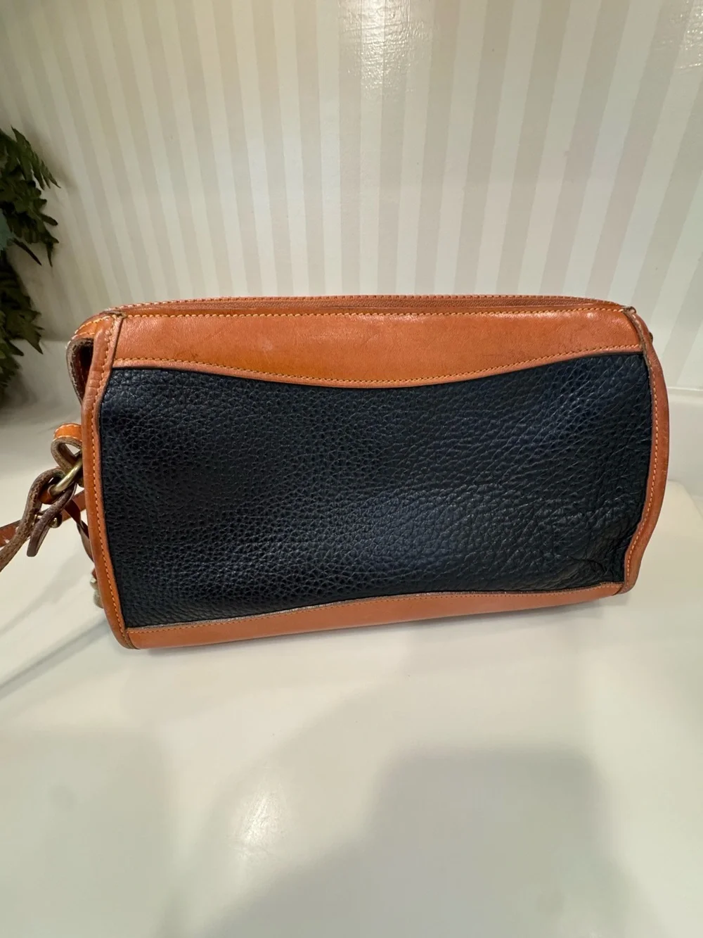 Dooney and Bourke Vintage Black Leather Crossbody Shoulder Bag Made in USA - Picture 4 of 16